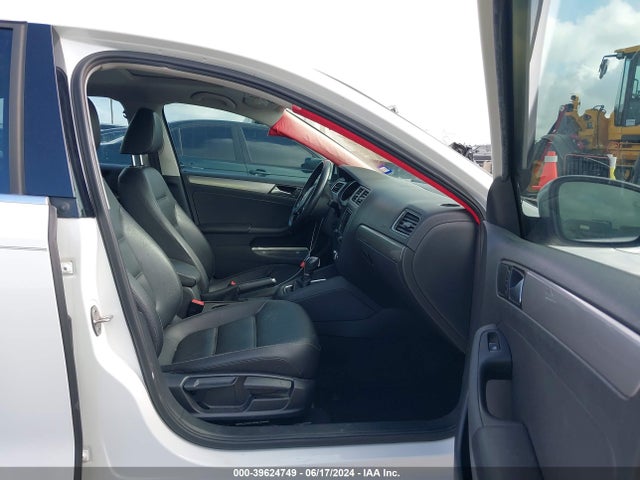 3VWDB7AJ2JM260780 Volkswagen Jetta 1.4t Se/1.4t Wolfsburg Edition