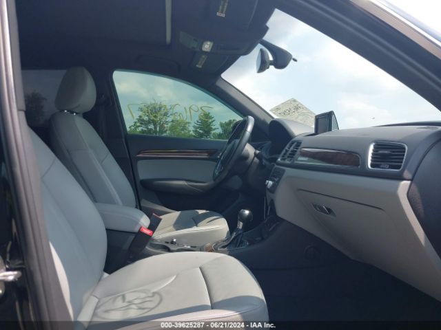WA1JCCFS5HR005413 Audi Q3 2.0t Premium