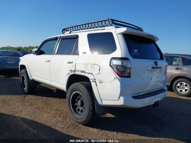 Toyota 4RUNNER SR5 2014 JTEBU5JRXE5196672 Image 3