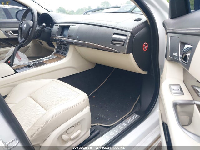 2012 JAGUAR XF SAJWA0JCXCMS42762 Photo 4