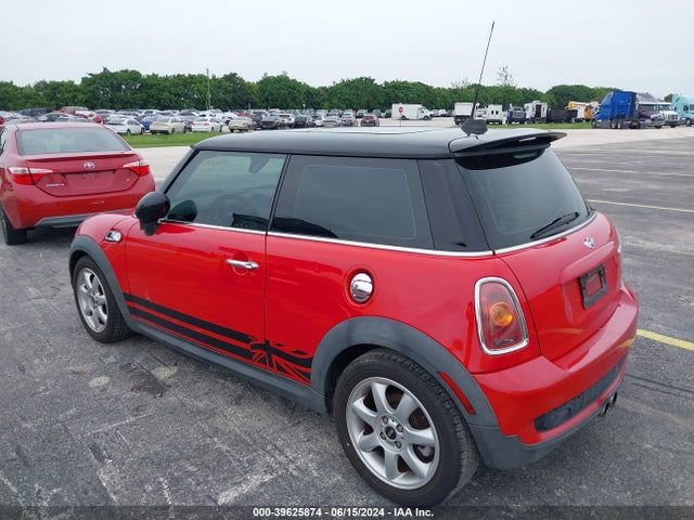 2010 MINI COOPER S WMWMF7C53ATZ72740 Photo 2