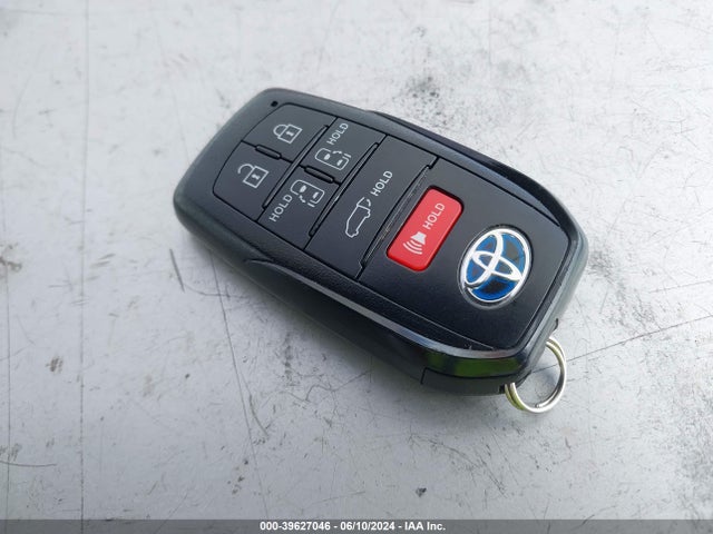 Toyota SIENNA XLE 2024 5TDYRKEC7RS182927 Image 11