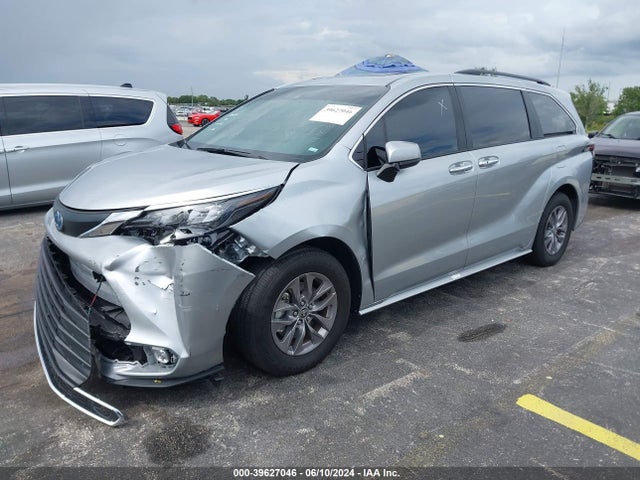 Toyota SIENNA XLE 2024 5TDYRKEC7RS182927 Image 2