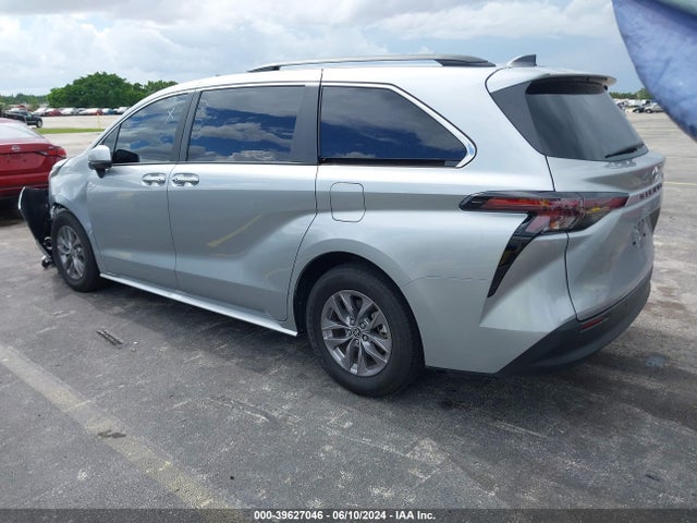 Toyota SIENNA XLE 2024 5TDYRKEC7RS182927 Image 3