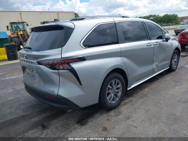 Toyota SIENNA XLE 2024 5TDYRKEC7RS182927 Image 4