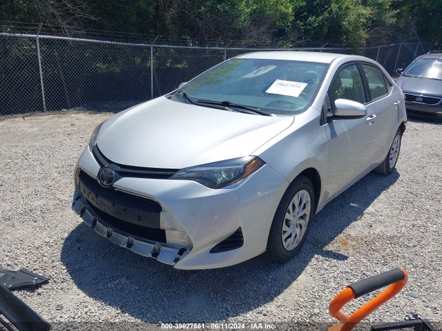 Toyota COROLLA LE 2018 5YFBURHE2JP743283 Image 2