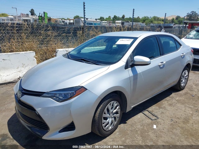 Toyota COROLLA LE 2018 5YFBURHE8JP761979 Image 2