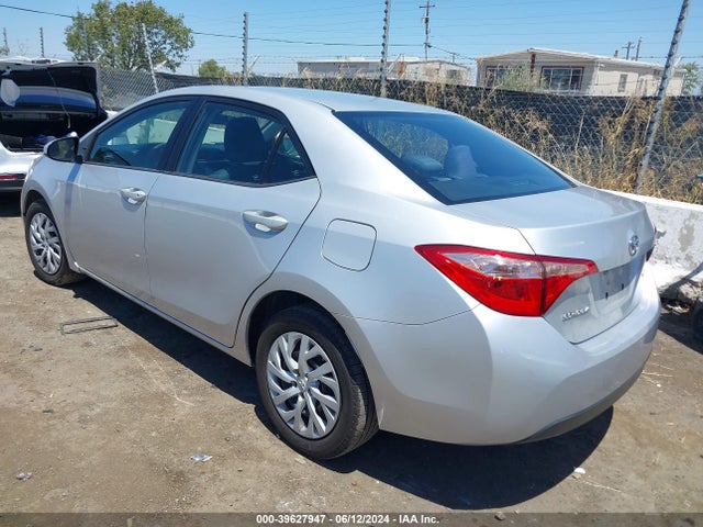 Toyota COROLLA LE 2018 5YFBURHE8JP761979 Image 3