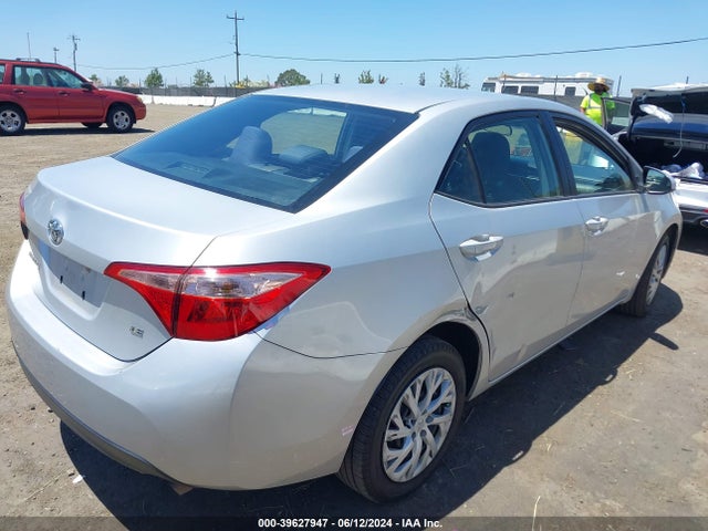 Toyota COROLLA LE 2018 5YFBURHE8JP761979 Image 4