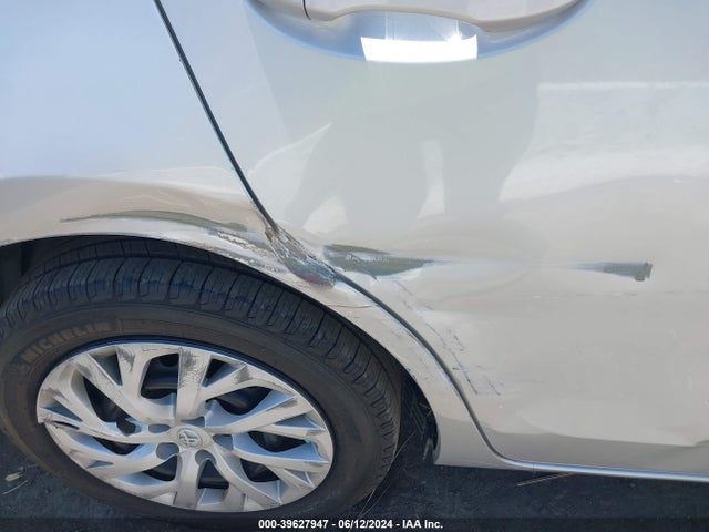 Toyota COROLLA LE 2018 5YFBURHE8JP761979 Image 6