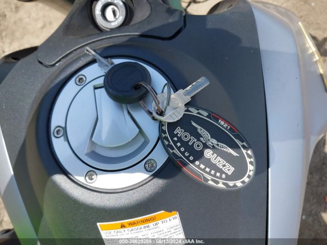 2022 MOTO GUZZI V85 TT ZGUKYUA08NM000719 Photo 10