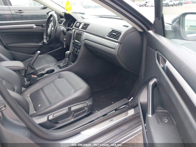 1VWAT7A38GC037557 Volkswagen Passat 1.8t R-line