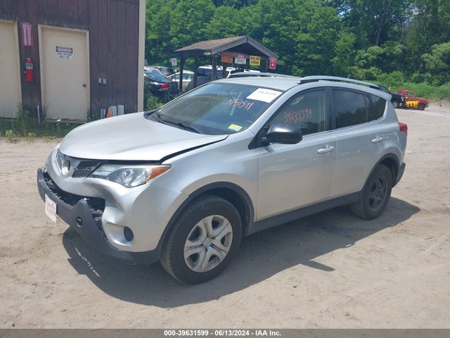 Toyota RAV4 LE 2015 JTMBFREV7FJ030549 Image 2