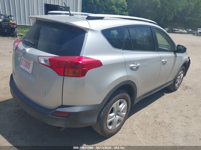 Toyota RAV4 LE 2015 JTMBFREV7FJ030549 Image 4