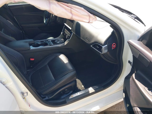 2017 JAGUAR XE SAJAF4BN9HA956507 Photo 4