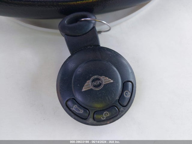 2010 MINI COOPER WMWMF3C51ATZ27031 Photo 10