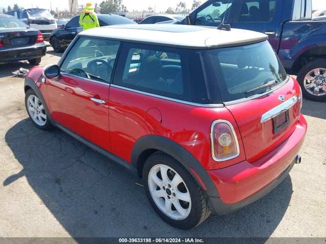 2010 MINI COOPER WMWMF3C51ATZ27031 Photo 2