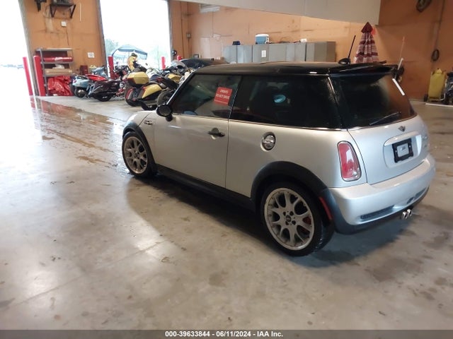 2006 MINI COOPER S WMWRE33516TL23236 Photo 2