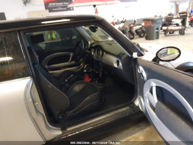 2006 MINI COOPER S WMWRE33516TL23236 Photo 4