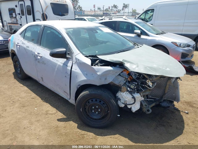 Toyota COROLLA LE 2018 5YFBURHE3JP775580 Image 1