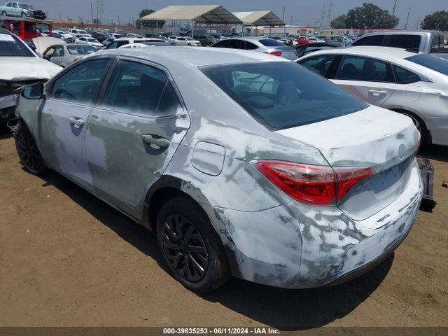Toyota COROLLA LE 2018 5YFBURHE3JP775580 Image 3