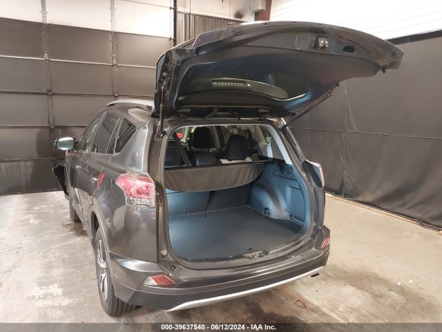 Toyota Rav4 Xle 2018 JTMRFREV5JJ720355 Image 3