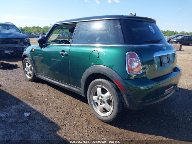 2011 MINI COOPER WMWSU3C58BT182373 Photo 2