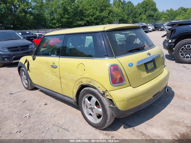 2010 MINI COOPER WMWMF3C51ATZ63253 Photo 2