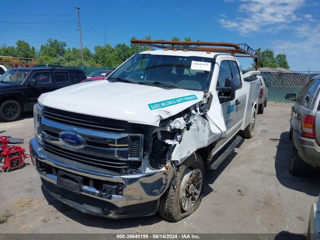 Ford F-350 Chassis Xlt 2017 1FD7X3FT9HEF22181 Image 2