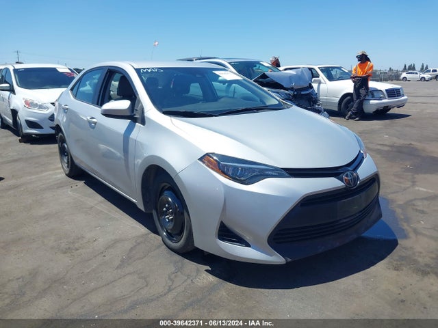 Toyota COROLLA LE 2018 2T1BURHE5JC011231 main image