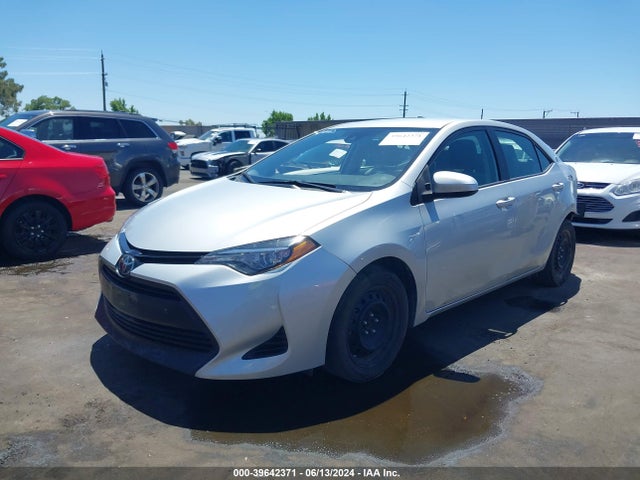 Toyota COROLLA LE 2018 2T1BURHE5JC011231 Image 2
