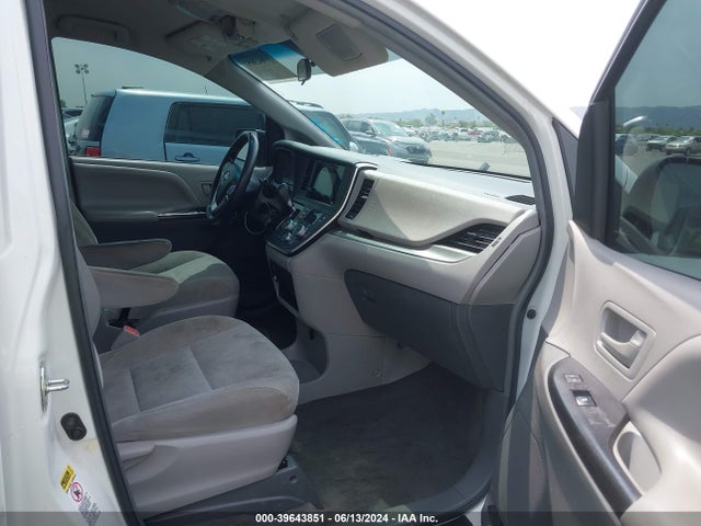 Toyota Sienna L 7 Passenger 2017 5TDZZ3DC6HS802824 Image 5