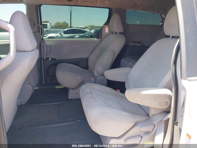 Toyota Sienna L 7 Passenger 2017 5TDZZ3DC6HS802824 Image 8