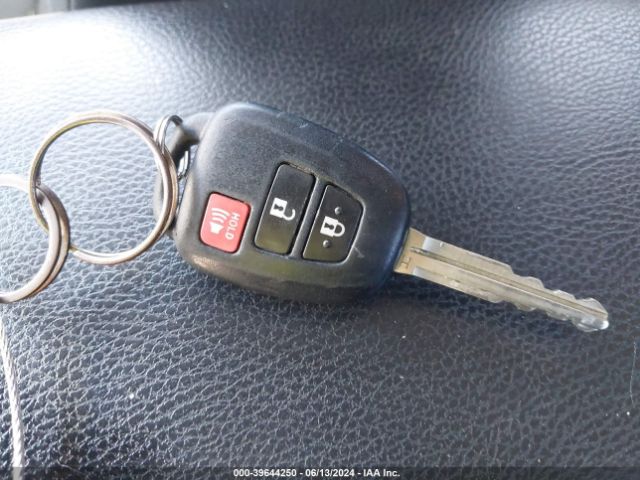 2T3ZFREV9GW262121 Toyota RAV4 LE