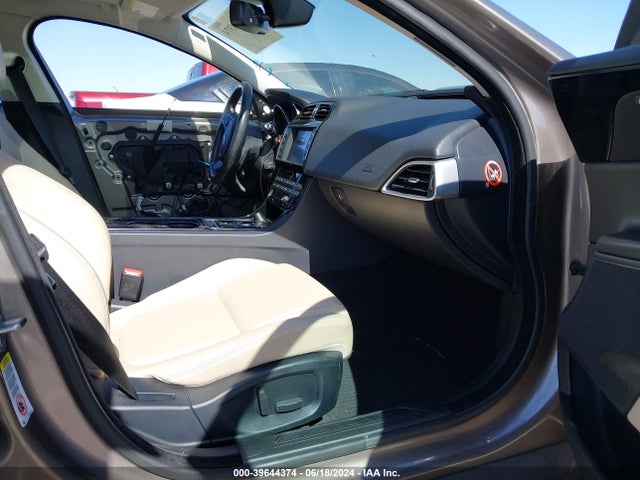 2017 JAGUAR XE SAJAJ4BV9HA974374 Photo 4