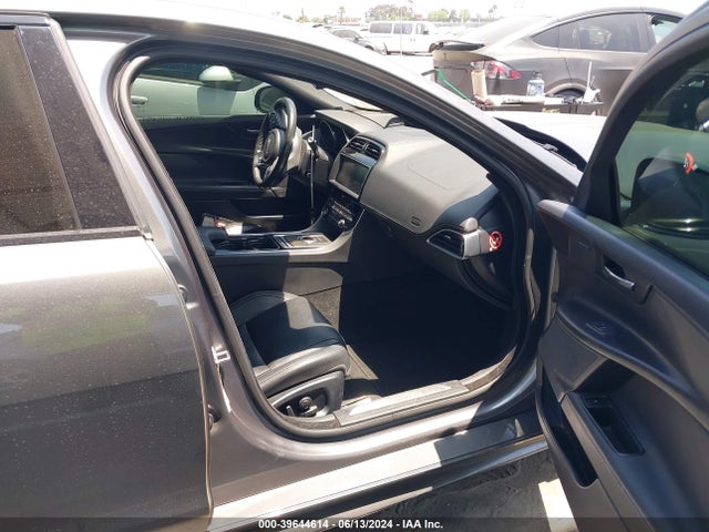 2017 JAGUAR XE SAJAF4BV6HA951605 Photo 4