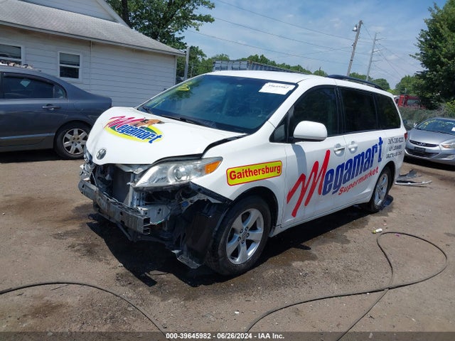 Toyota Sienna Le V6 8 Passenger 2014 5TDKK3DCXES412018 Image 2