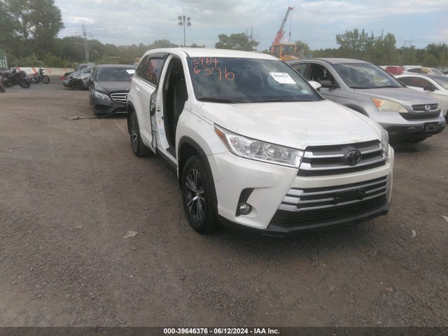 Toyota Highlander Le Plus 2018 5TDBZRFH9JS883093 главное изображение