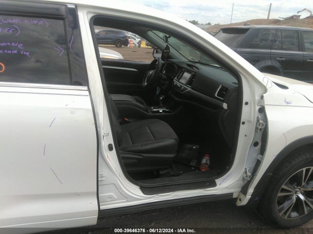 Toyota Highlander Le Plus 2018 5TDBZRFH9JS883093 Image 17