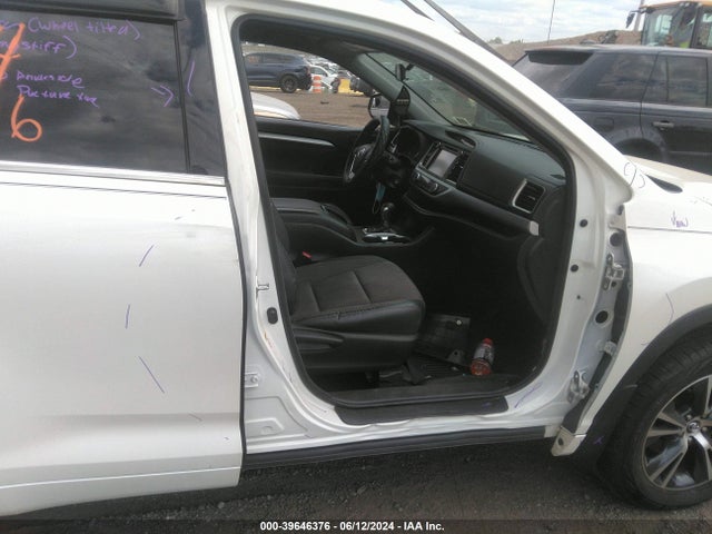 Toyota Highlander Le Plus 2018 5TDBZRFH9JS883093 Image 18