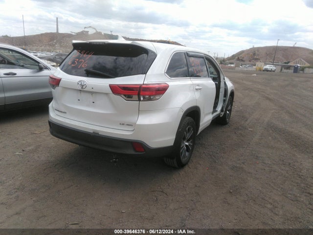 Toyota Highlander Le Plus 2018 5TDBZRFH9JS883093 Image 4