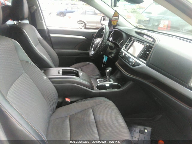 Toyota Highlander Le Plus 2018 5TDBZRFH9JS883093 Image 5