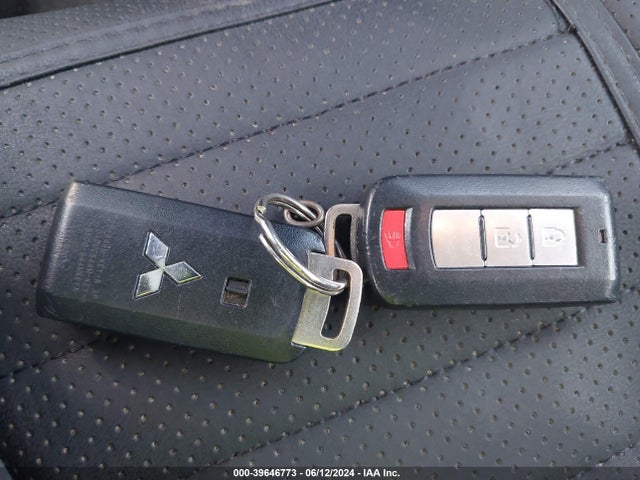 JA4AD3A3XFZ004980 Mitsubishi Outlander Se