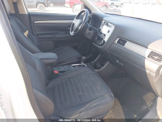 JA4AD3A3XFZ004980 Mitsubishi Outlander Se