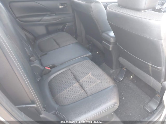 JA4AD3A3XFZ004980 Mitsubishi Outlander Se