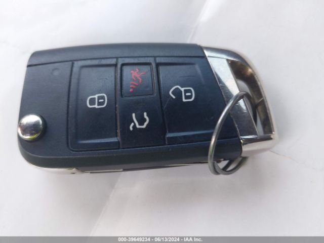 3VW4T7AU1FM021445 Volkswagen Golf Gti 2.0t Se 4-door