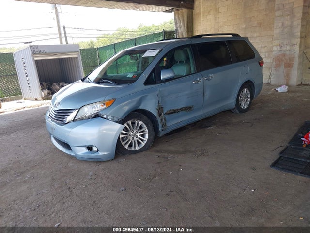 Toyota Sienna Xle 8 Passenger 2015 5TDYK3DC2FS649162 Image 2