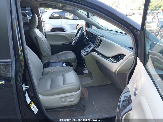 5TDDZ3DC1HS179011 Toyota Sienna Xle 7 Passenger