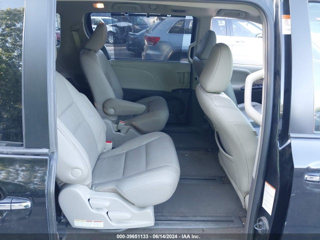5TDDZ3DC1HS179011 Toyota Sienna Xle 7 Passenger