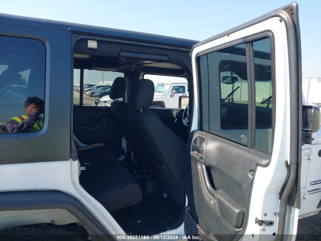 1C4BJWDG0HL579033 Jeep Wrangler Unlimited Sport 4x4